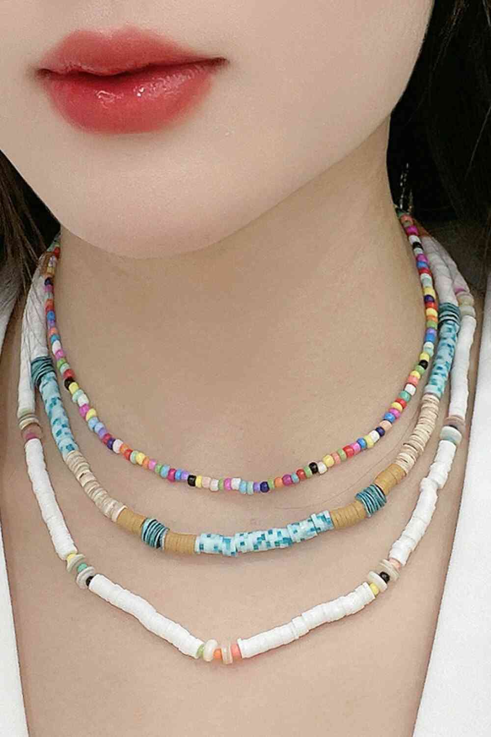 Ensemble de trois pièces avec collier de perles multicolores