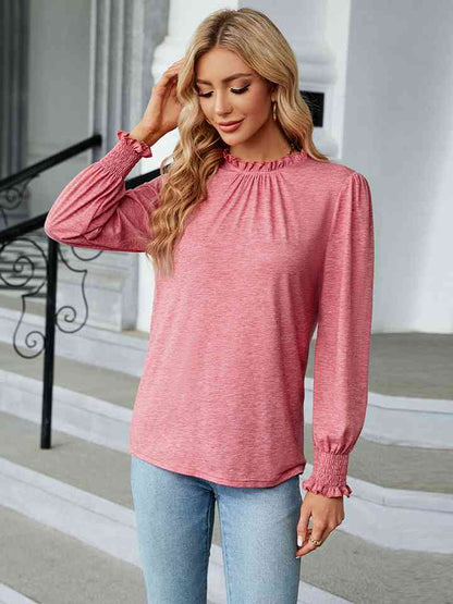 Blusa con cuello redondo y mangas con volantes