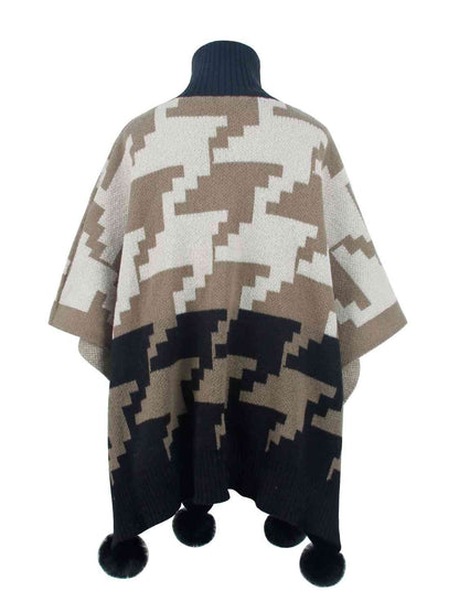 Poncho con cuello alto y ribete de pompones