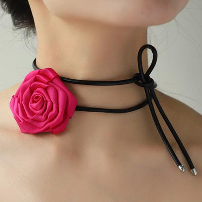 Collar con forma de rosa de cuerda de cuero PU