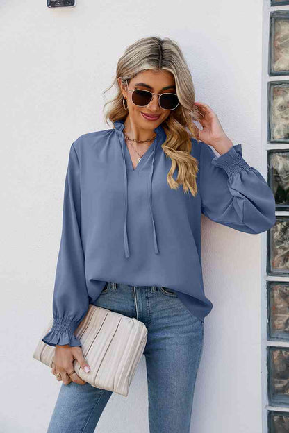 Blusa con mangas con volante y cuello anudado