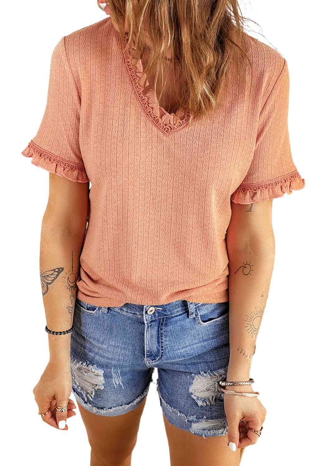 Blusa texturizada con cuello en V y mangas con volantes