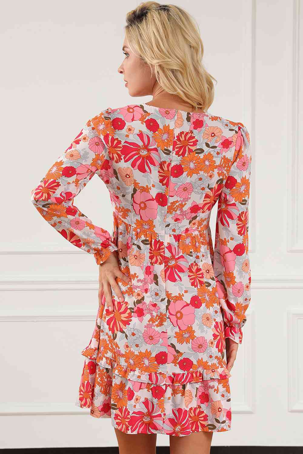 Robe florale à manches longues et col en V à volants