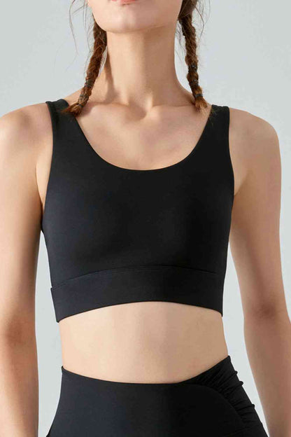 Soutien-gorge de sport à fausses couches torsadées et découpées dans le dos