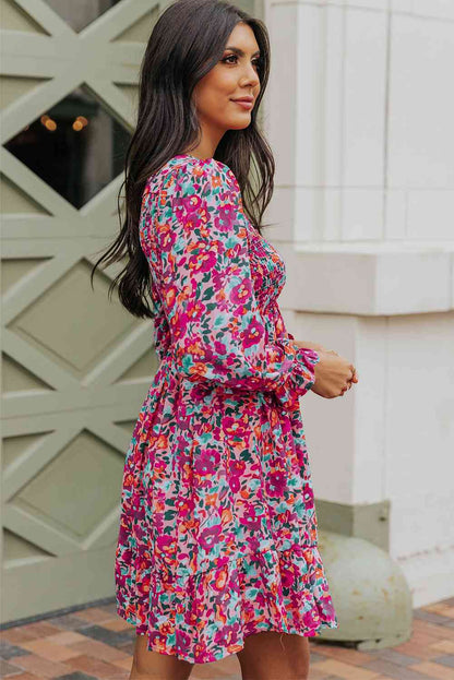 Vestido floral fruncido con cuello en V y mangas con volantes