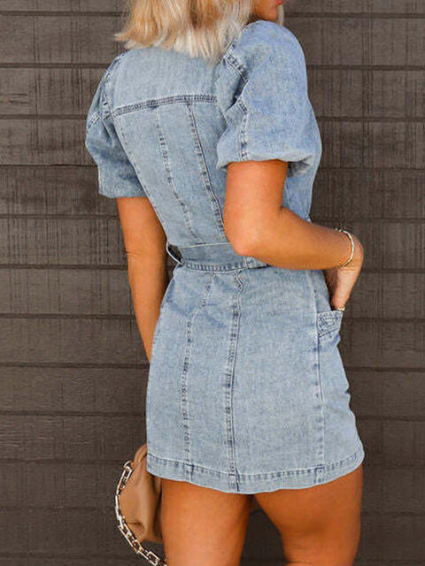 Mini-robe en jean boutonnée à manches bouffantes