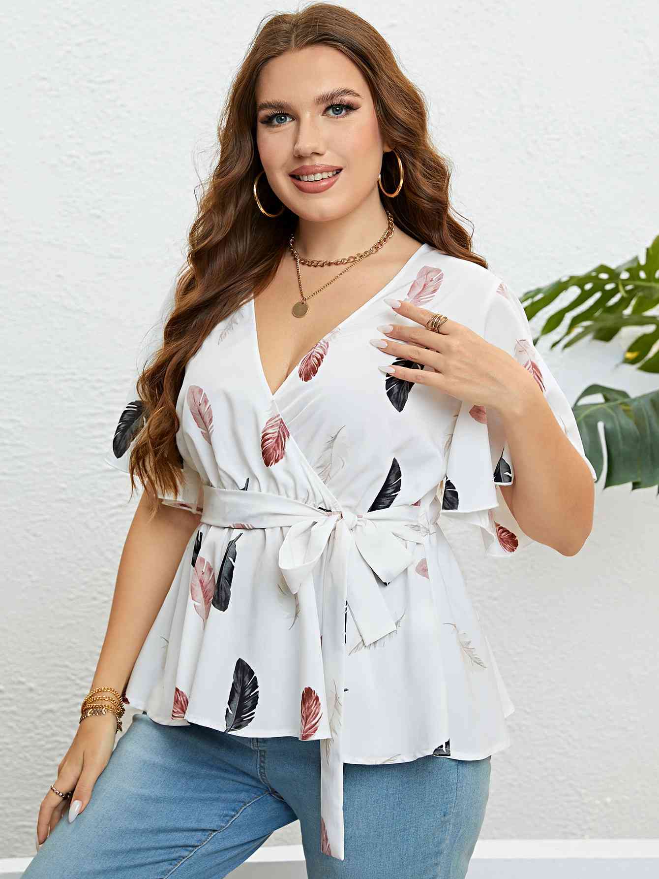 Blusa con mangas acampanadas y estampado de plumas