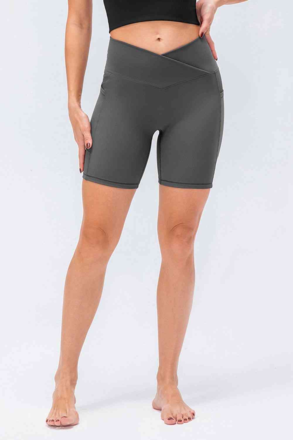 Short de sport coupe slim avec ceinture en V