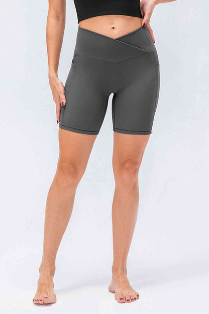 Short de sport coupe slim avec ceinture en V