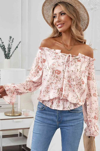 Blouse florale à épaules dénudées et à volants