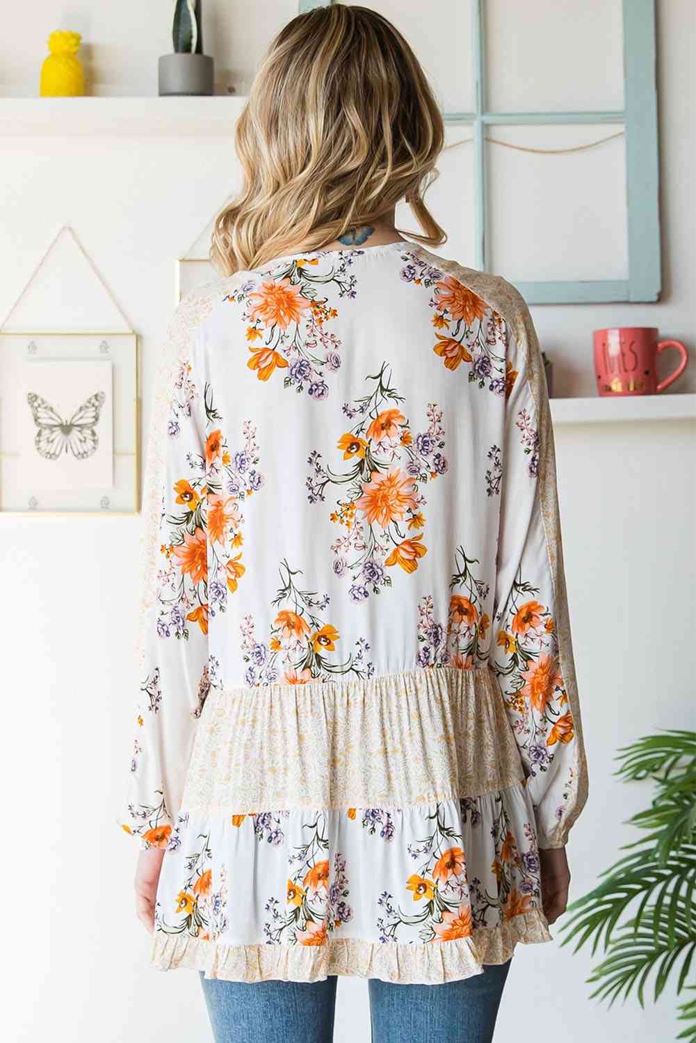 Blusa con gradas y cuello con lazo floral