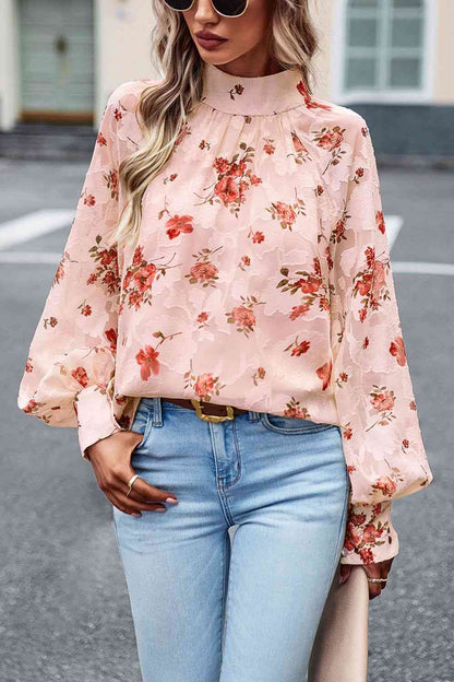 Blusa con manga farol y cuello simulado con estampado floral