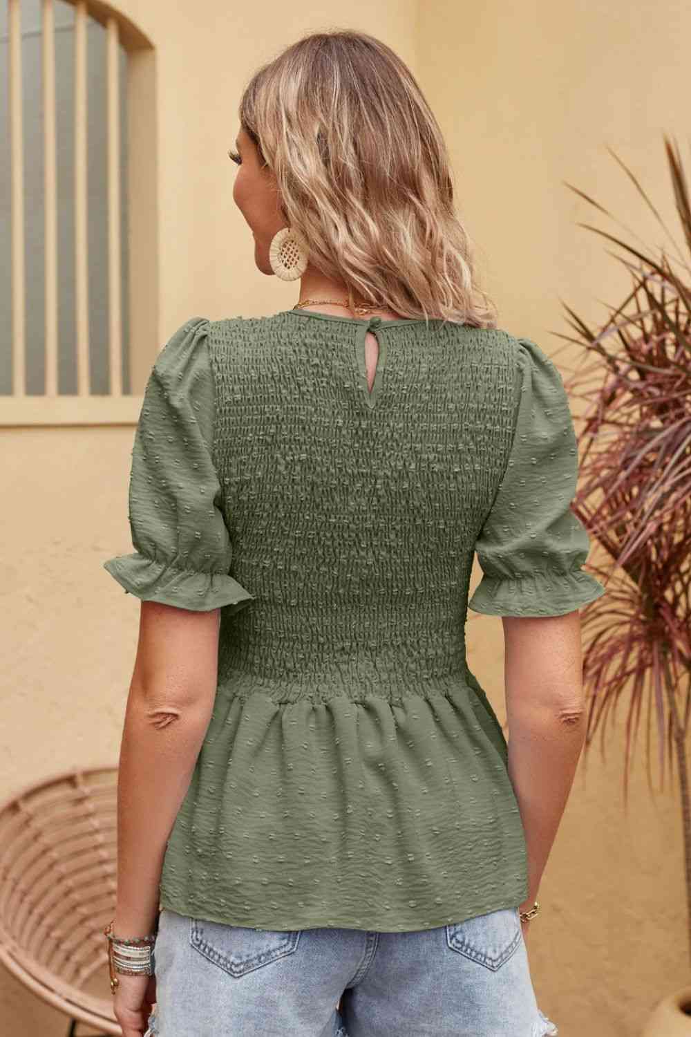 Blusa peplum fruncida con lunares suizos