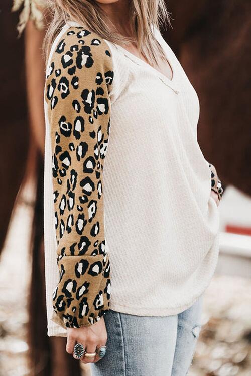 Blusa de manga raglán con cuello en V y estampado de leopardo de talla grande
