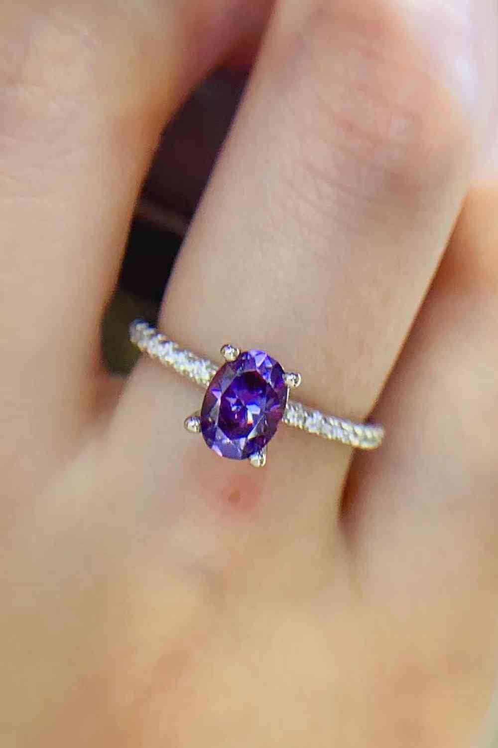 Anillo de 4 puntas de moissanita morada de 1 quilate