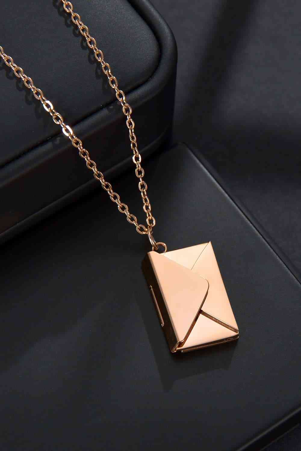 Collier en acier inoxydable avec pendentif enveloppe