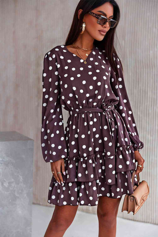 Robe courte à pois nouée à la taille