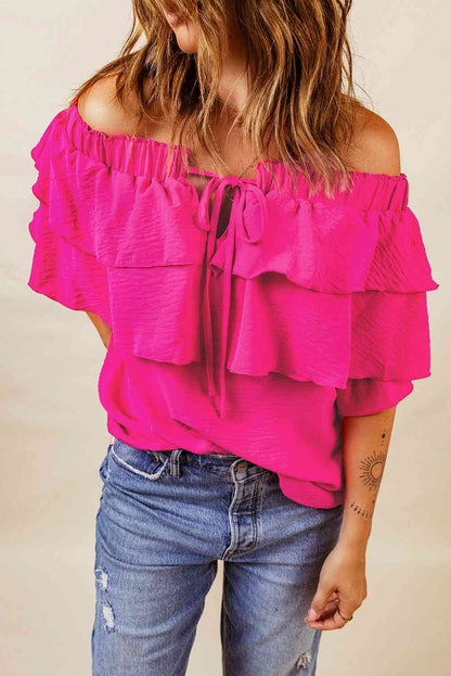 Blusa a capas con hombros descubiertos y anudada