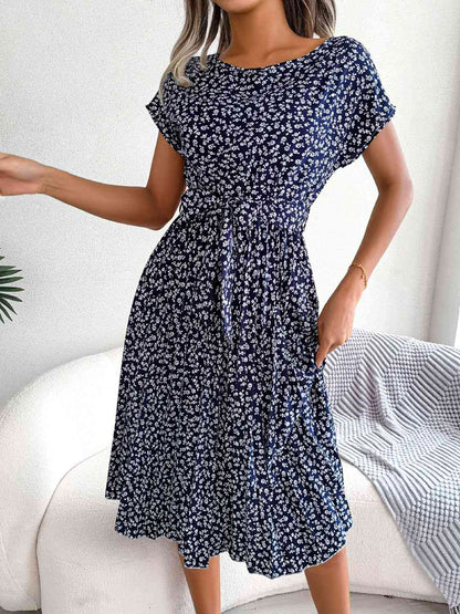 Robe plissée à petites fleurs et ceinture