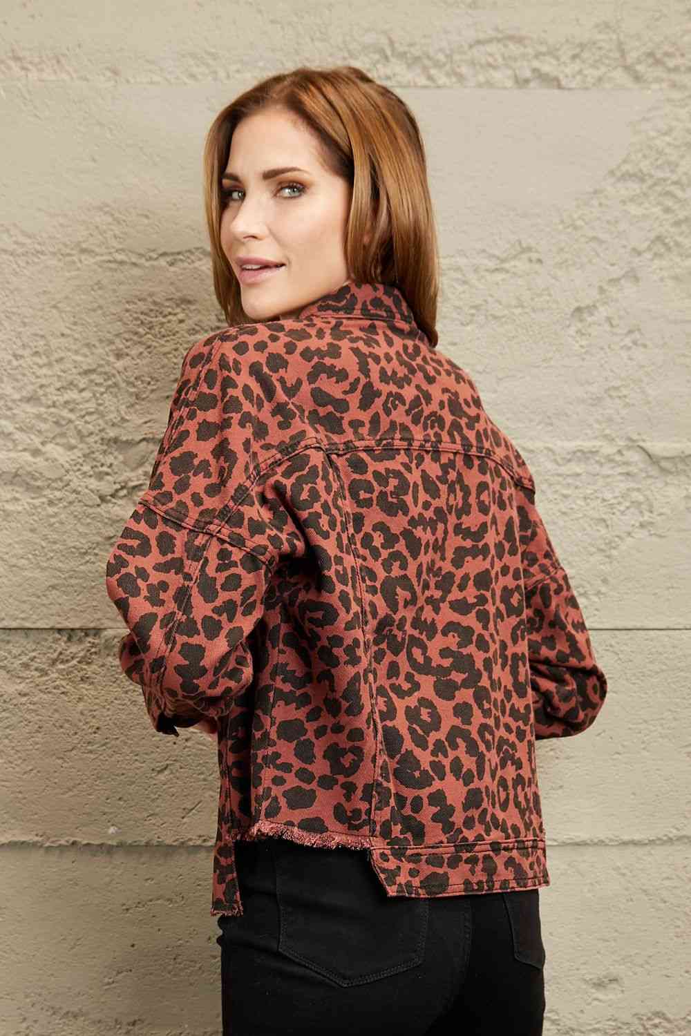 Chaqueta con dobladillo sin rematar y estampado de leopardo de Double Take