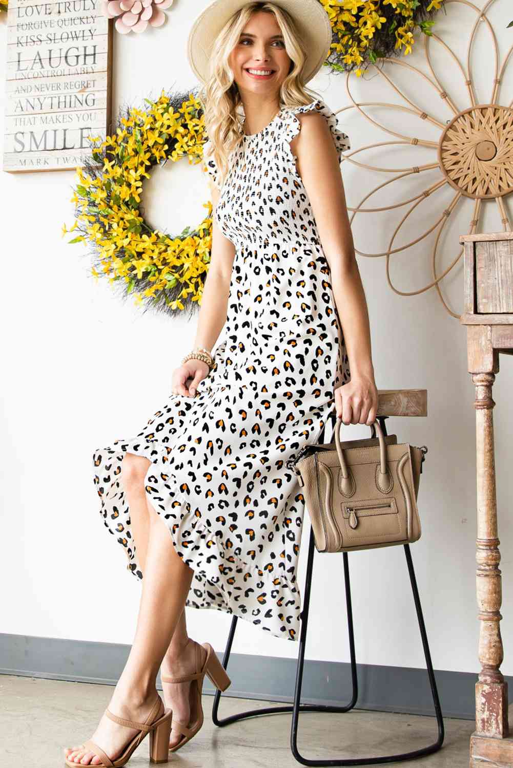 Vestido con dobladillo con volantes y estampado de leopardo