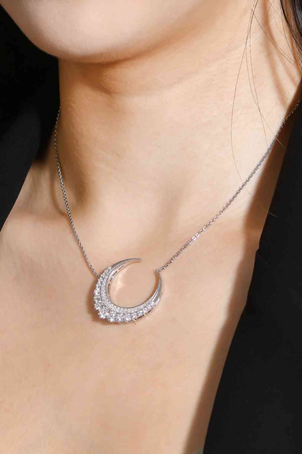 Collier pendentif en forme de croissant de lune moissanite 1,8 carat