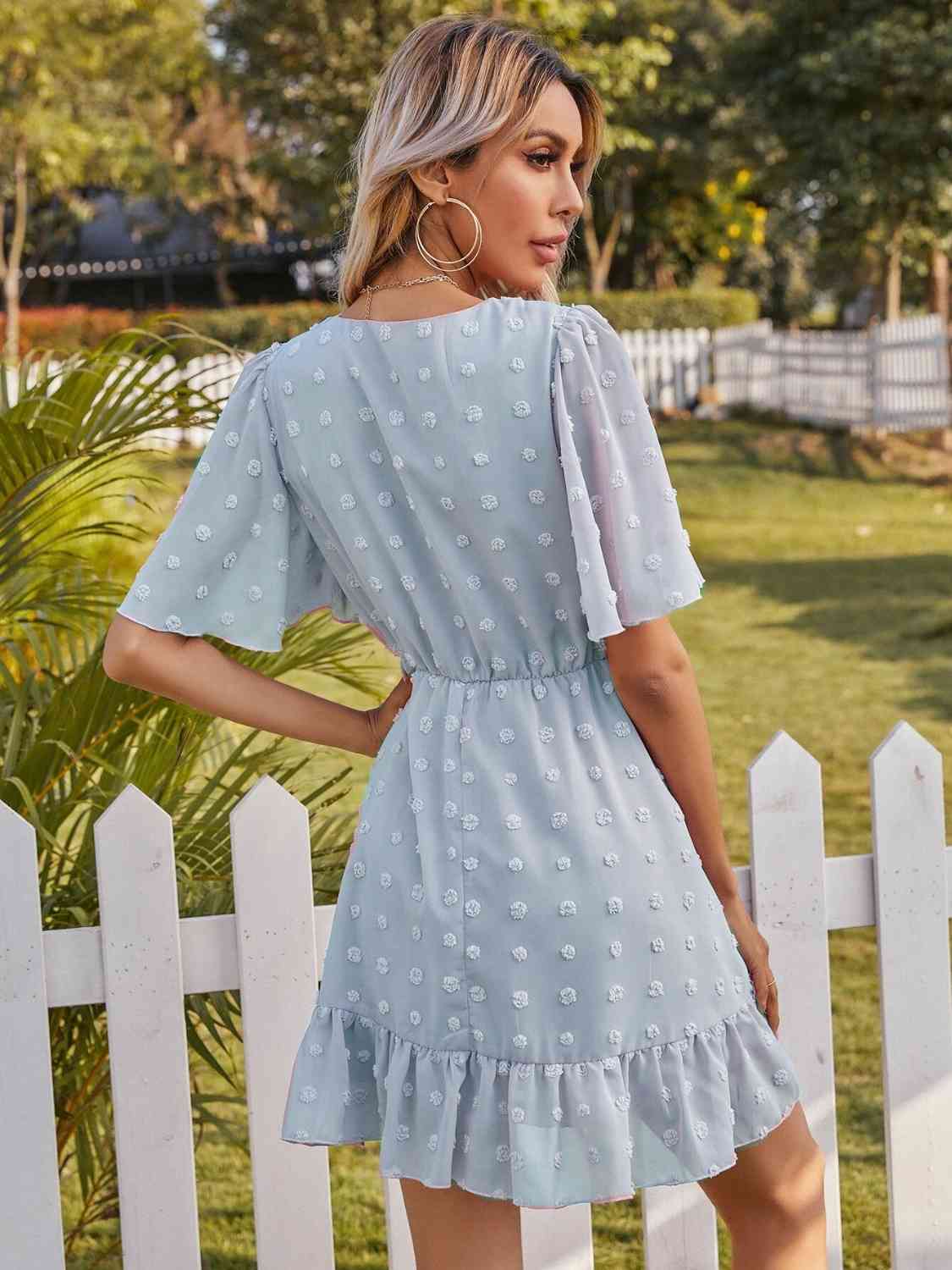 Vestido con cuello sobrepelliz y lunares suizos