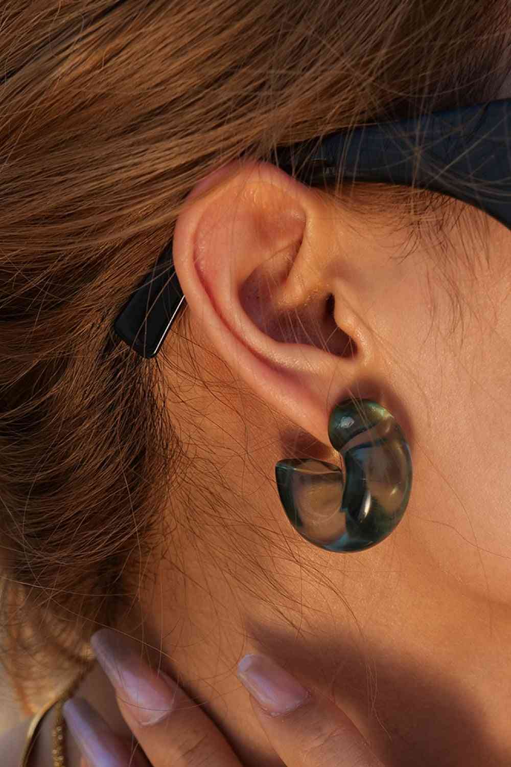 Boucles d'oreilles créoles en C en résine