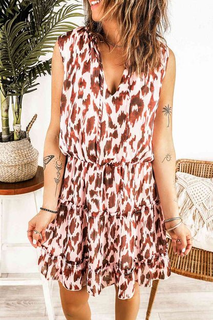 Vestido con ribete de volante y cuello anudado con estampado de leopardo