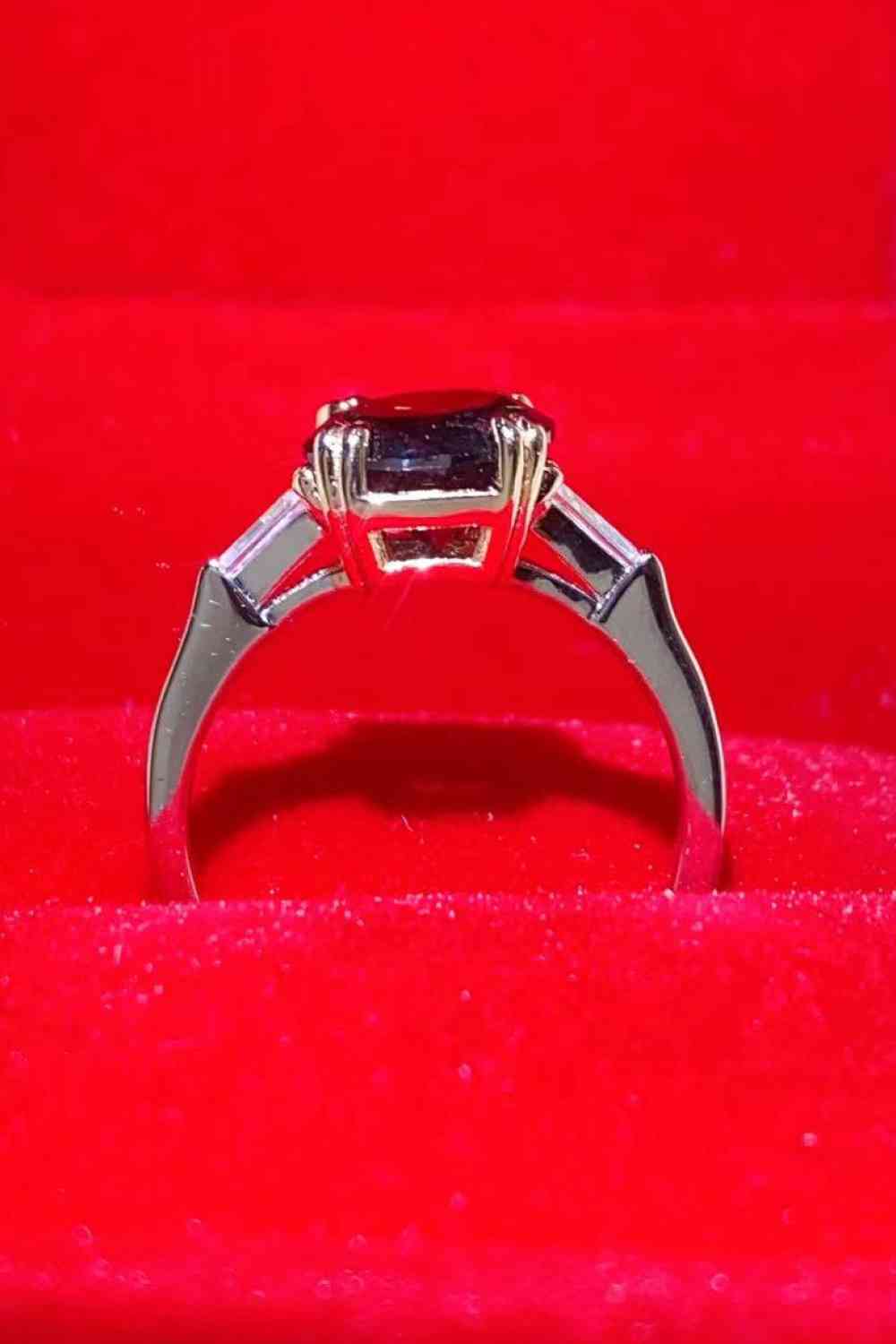 Anillo chapado en platino con moissanita negra de 2 quilates