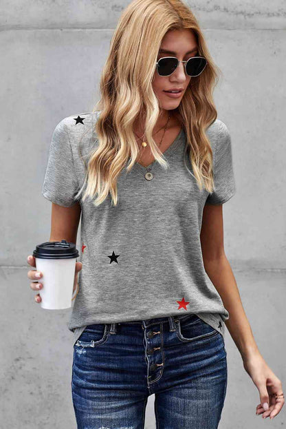 Camiseta con cuello en V y estampado de estrellas