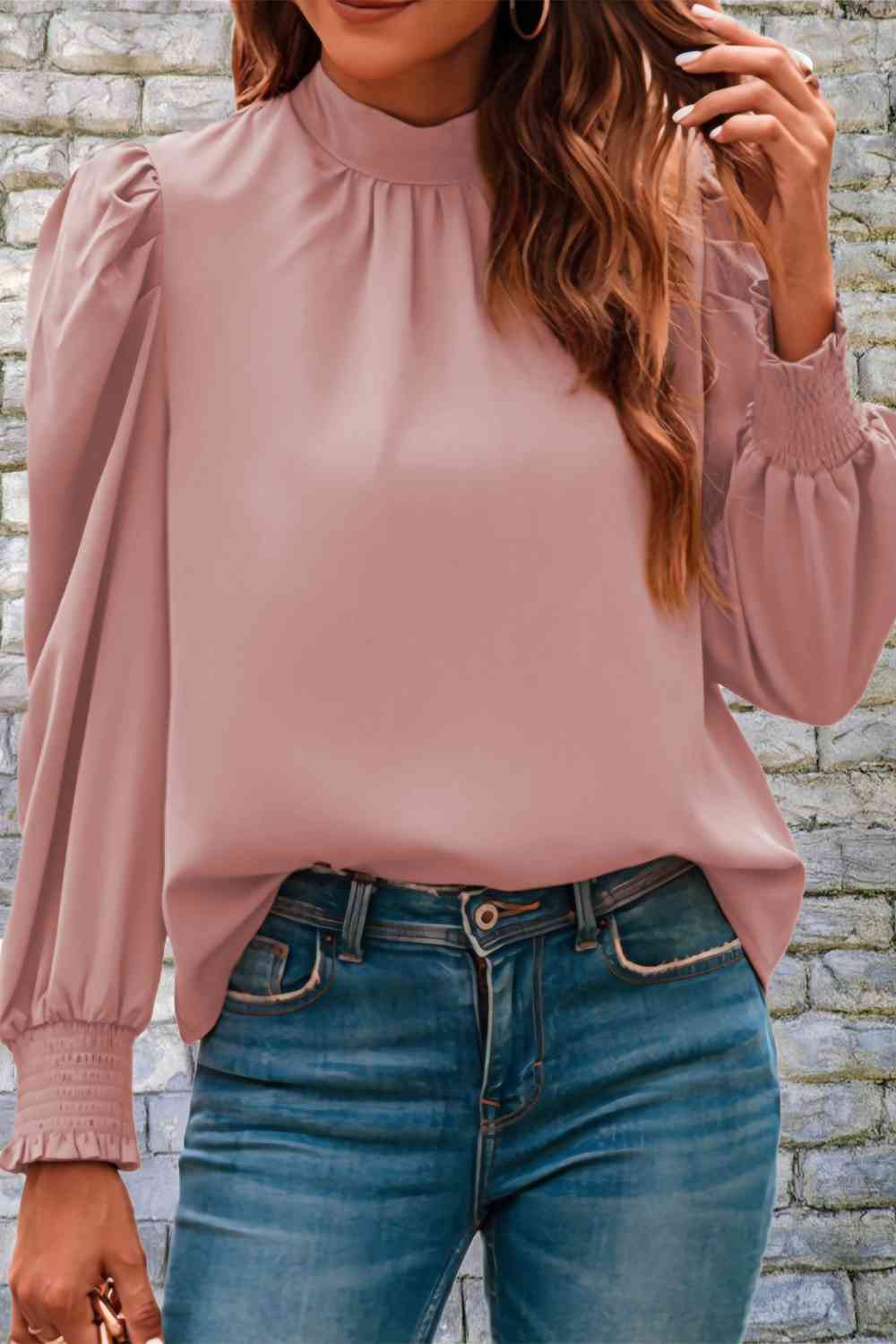 Blusa con mangas abullonadas y cuello simulado