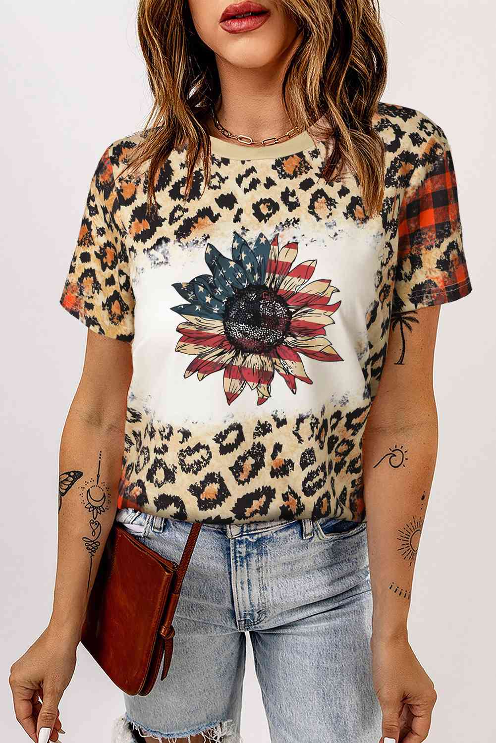 Camiseta con estampado floral y estampado de leopardo