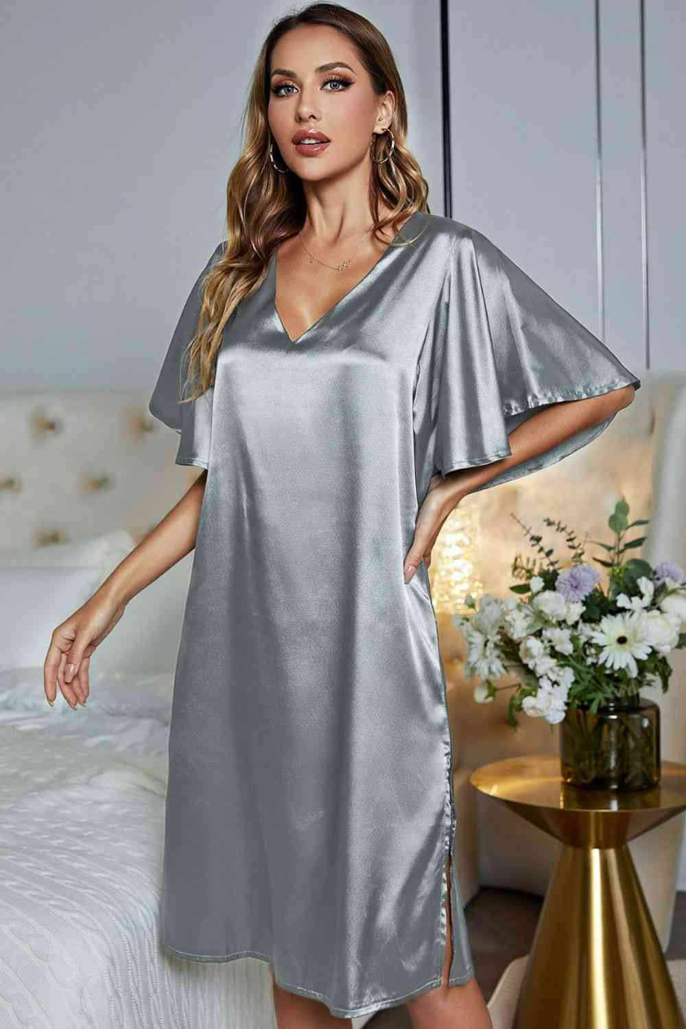 Robe de nuit en satin à manches flottantes et fente latérale à col en V