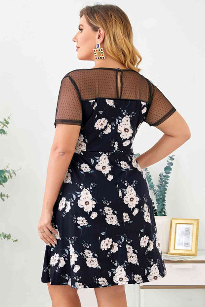 Vestido con canesú de malla y lunares florales de talla grande