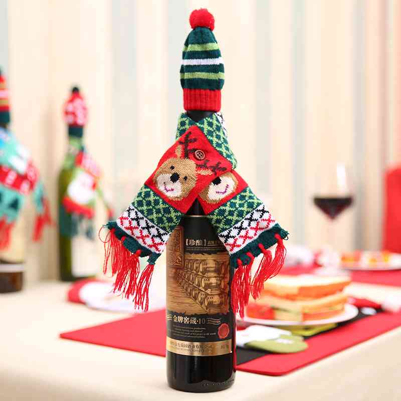 Décoration de bouteille de vin avec chapeau et écharpe de Noël