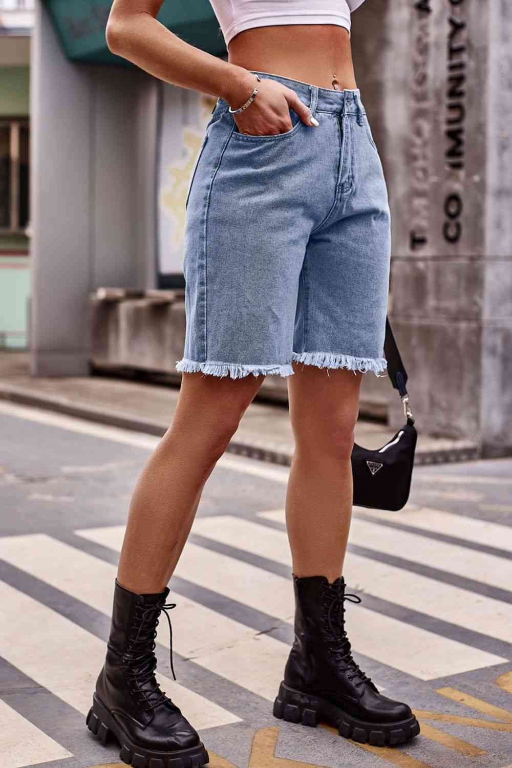 Shorts vaqueros con dobladillo sin rematar y bolsillos