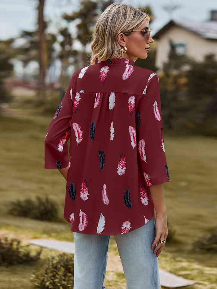 Blusa estampada con cuello con muescas y mangas enrollables