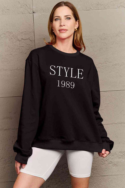 Sudadera con gráfico STYLE 1989 de tamaño completo de Simply Love