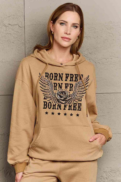 Simply Love Simply Love Sweat à capuche graphique BORN FREE pleine taille