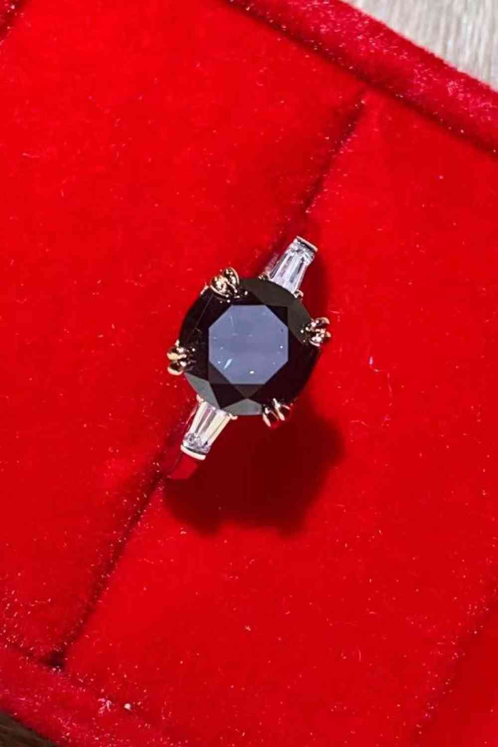 Anillo chapado en platino con moissanita negra de 2 quilates