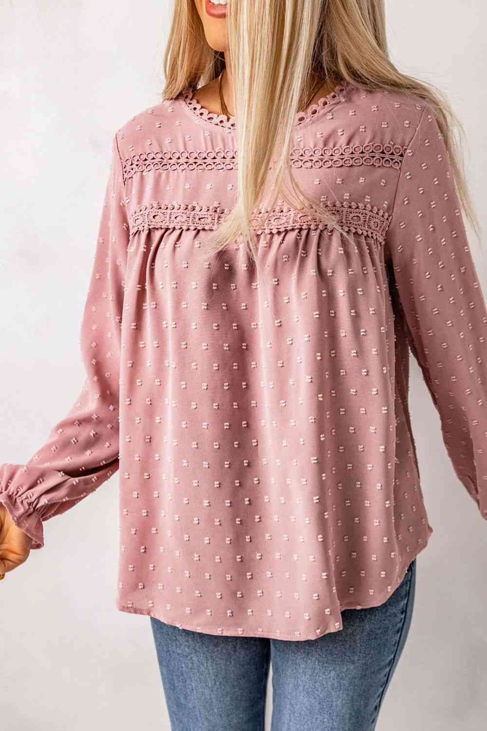 Blusa con detalle de botones y mangas con volantes de lunares suizos