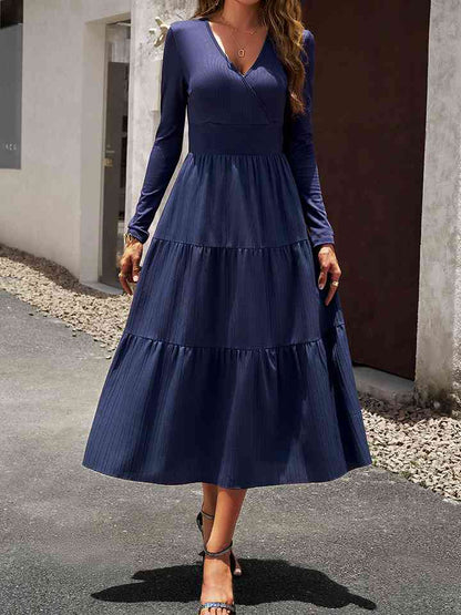 Robe midi à col surplis, manches longues, taille smockée