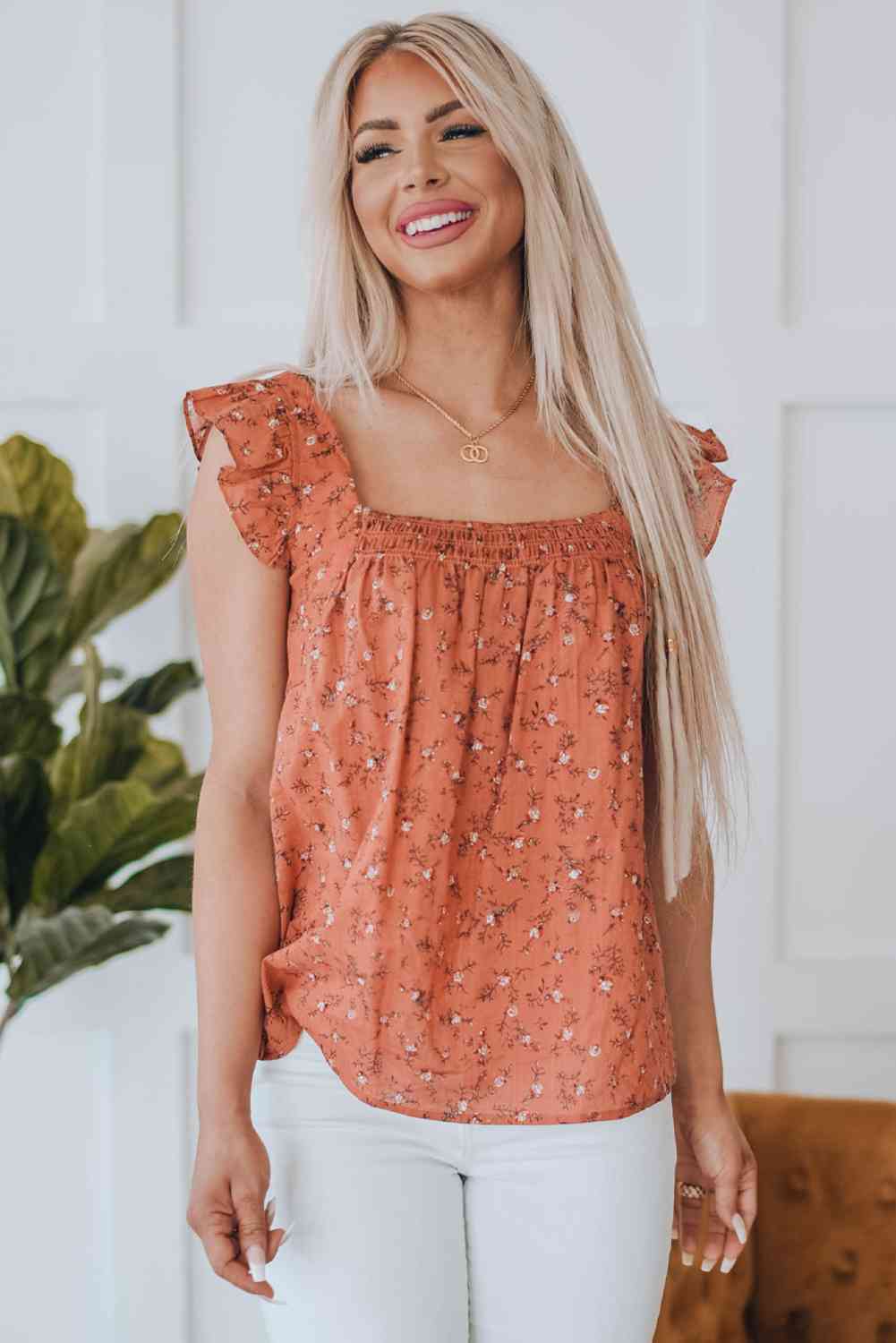 Top floral fruncido con cuello cuadrado