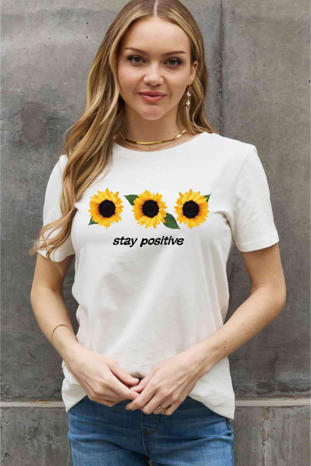 Simply Love T-shirt en coton graphique STAY POSITIVE tournesol pleine taille