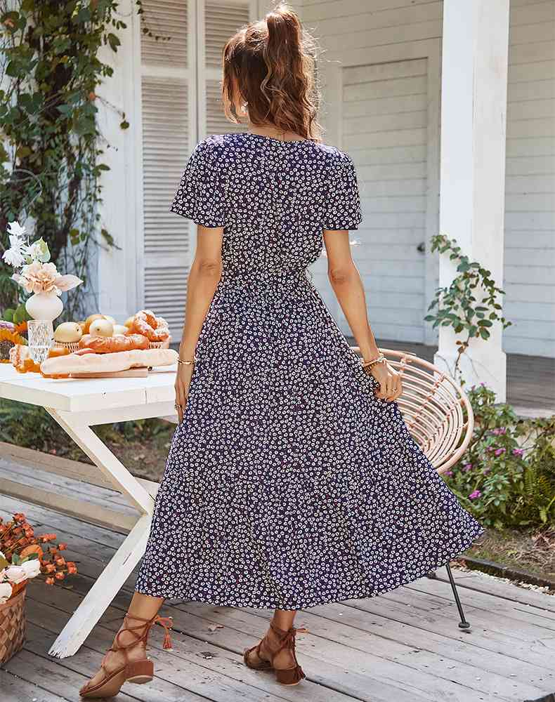 Robe mi-longue fendue à fleurs à manches courtes