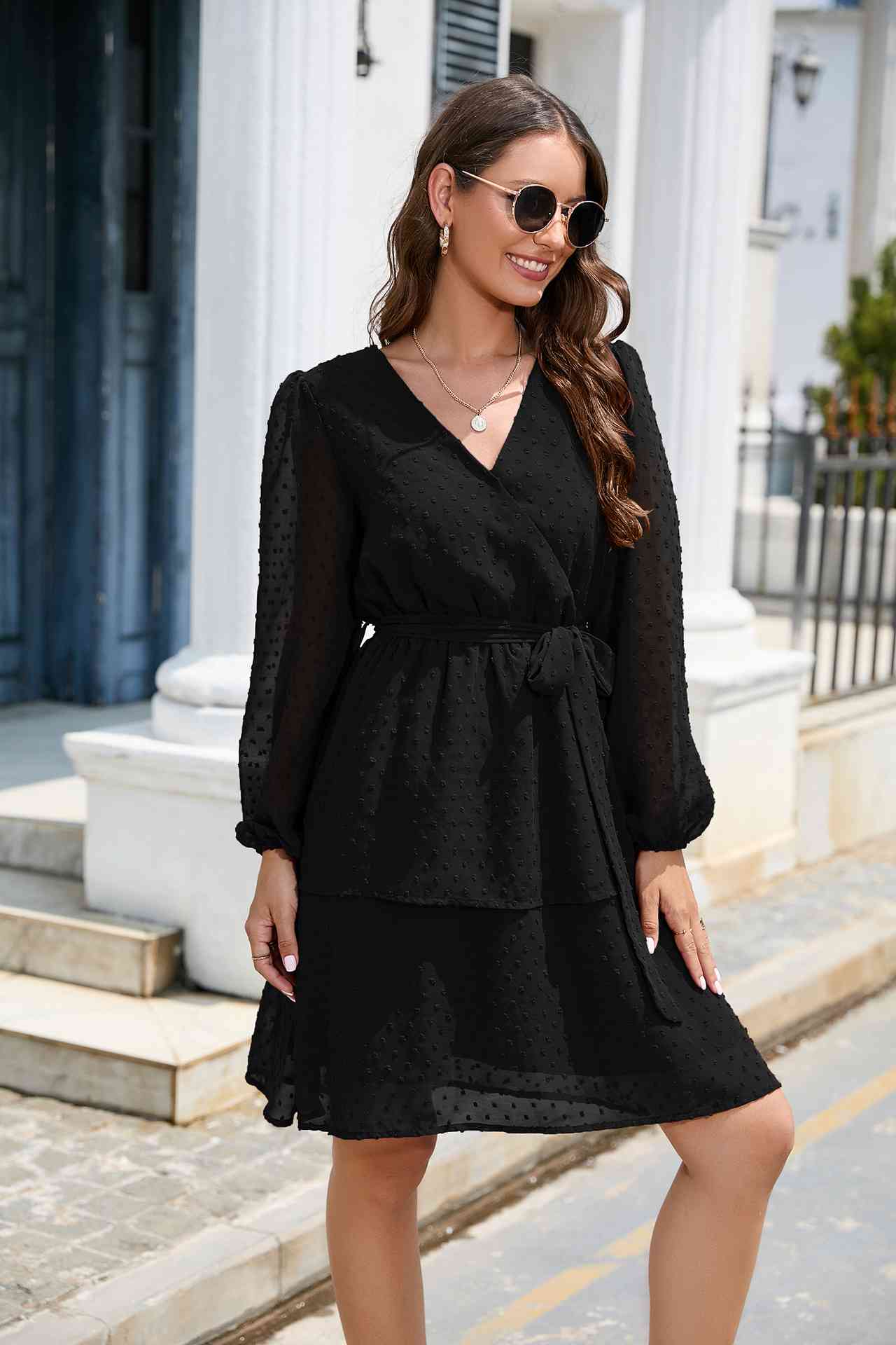 Robe superposée avec ceinture à nouer à pois et col surplis