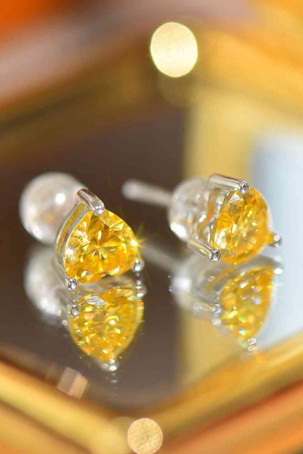 Pendientes chapados en platino con moissanita en forma de corazón amarillo de 2 quilates