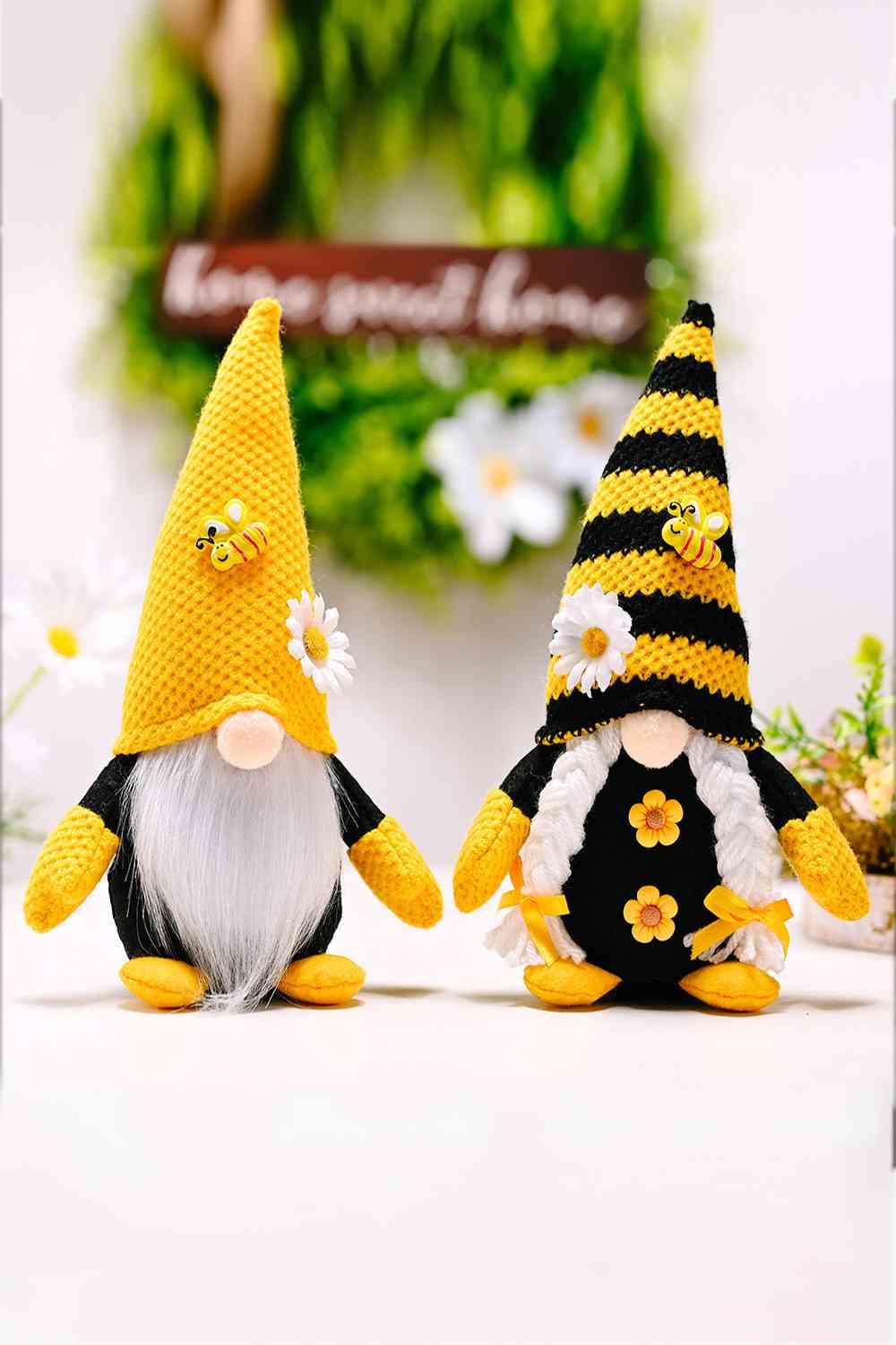 Gnome sans visage à décor d'abeille et de fleurs