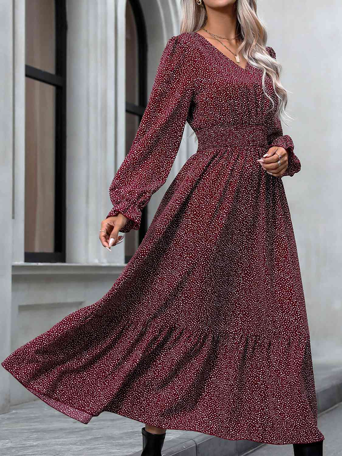 Robe à manches volantées et col en V